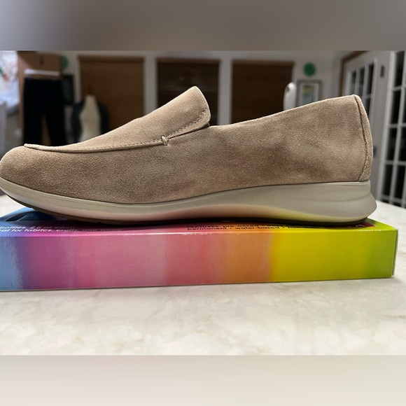 Samuel Hubbard women’s tan suede loafers, 8.5M, never worn. - Picture 10 of 13